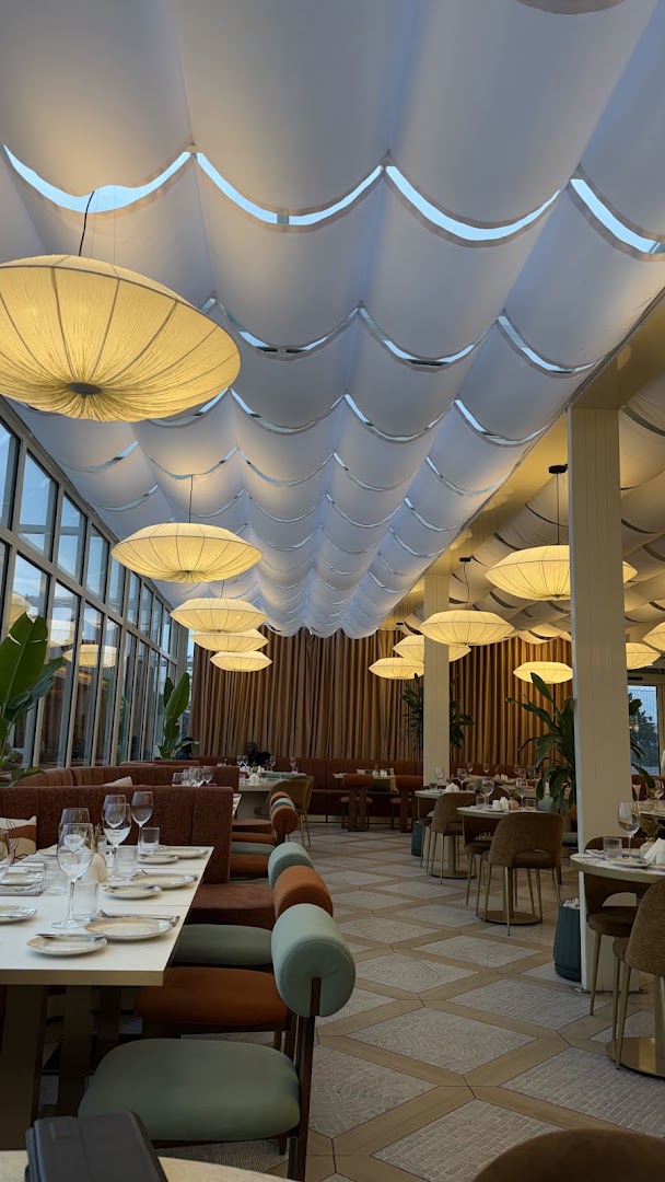 Oasis Gourmet: beautiful interior atmosphere and lighting