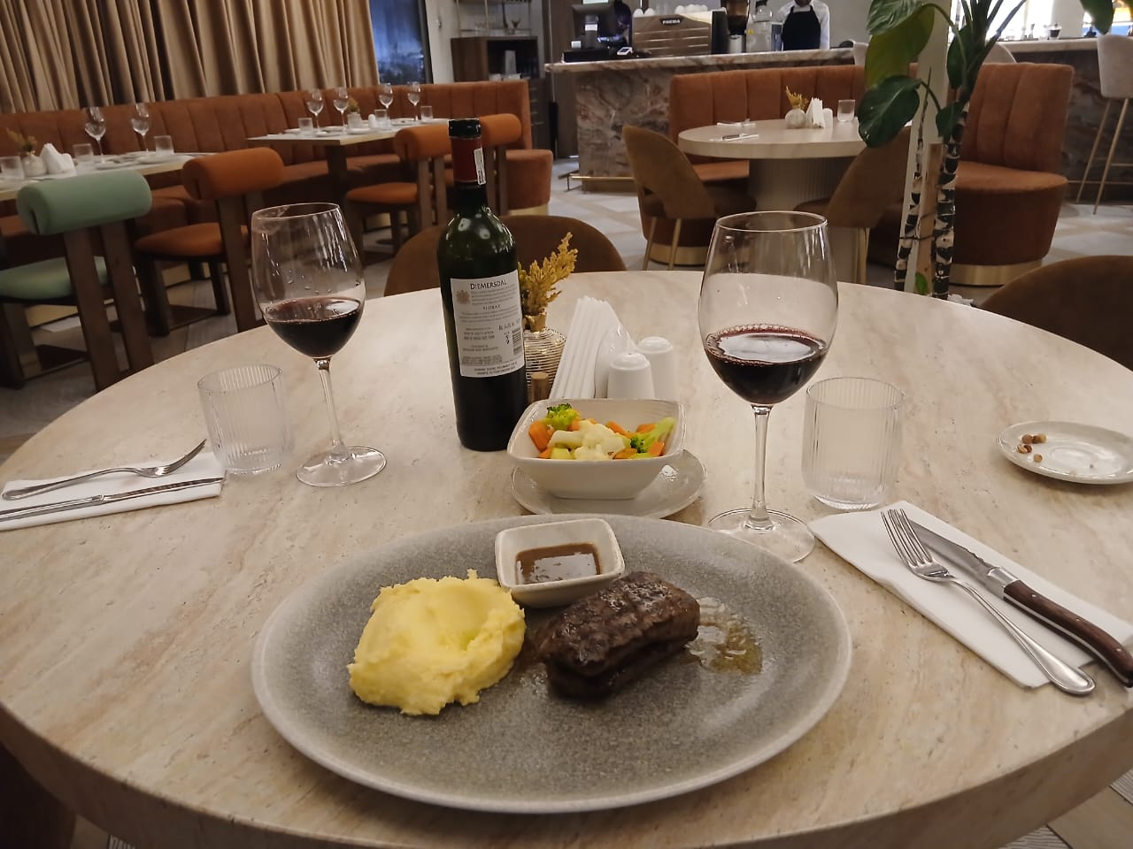 Oasis Gourmet: appetizing food and restaurant atmosphere
