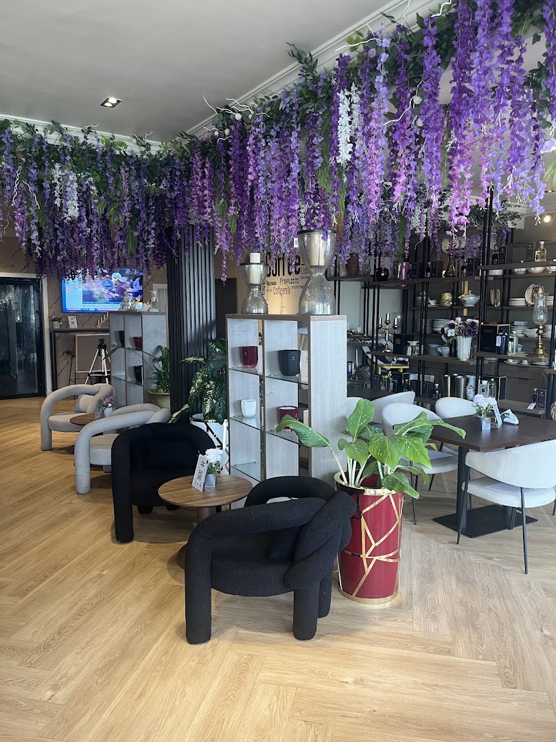 Purple Jasmine Cafe: attractive interior and inviting atmosphere