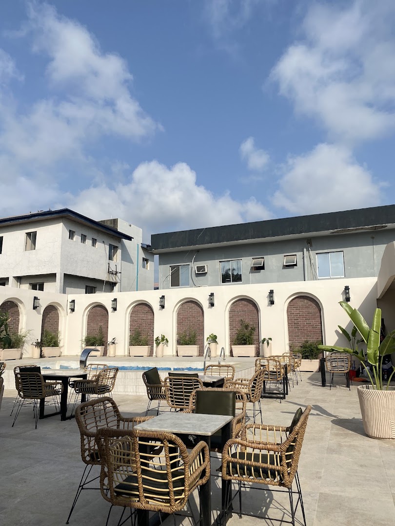 Rora Lagos: attractive outdoor restaurant seating area