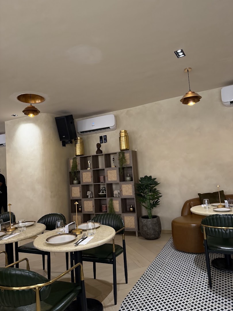 Rora Lagos: clear, professional interior atmosphere shot
