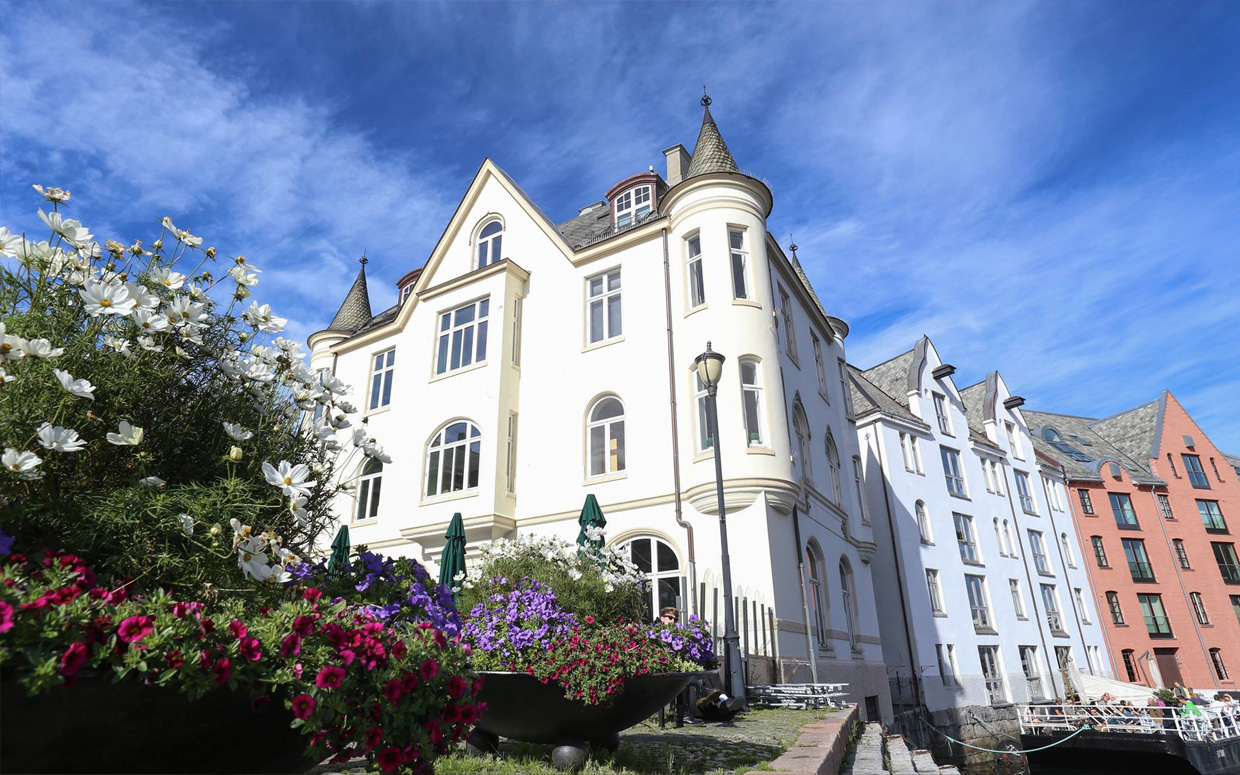 Anno: beautiful exterior shot of venue