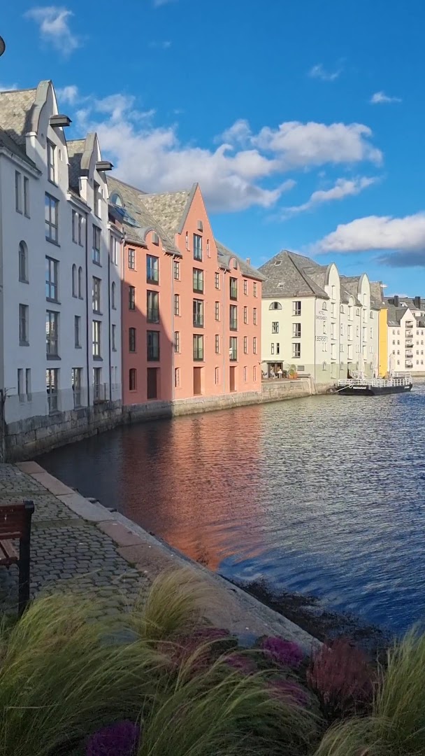 Anno: beautiful exterior view of venue