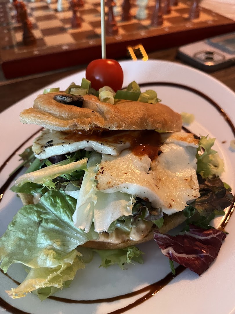 Dråpe Kaffehus: appetizing photo of served food