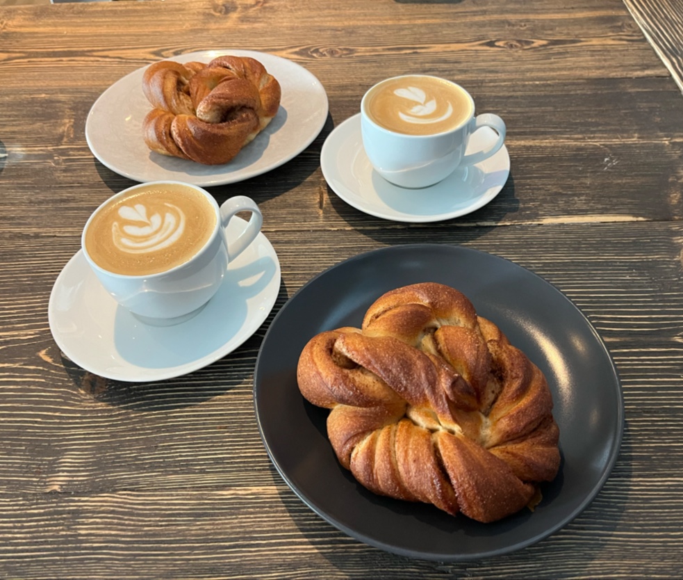 Dråpe Kaffehus: appetizing photo of coffee and pastries