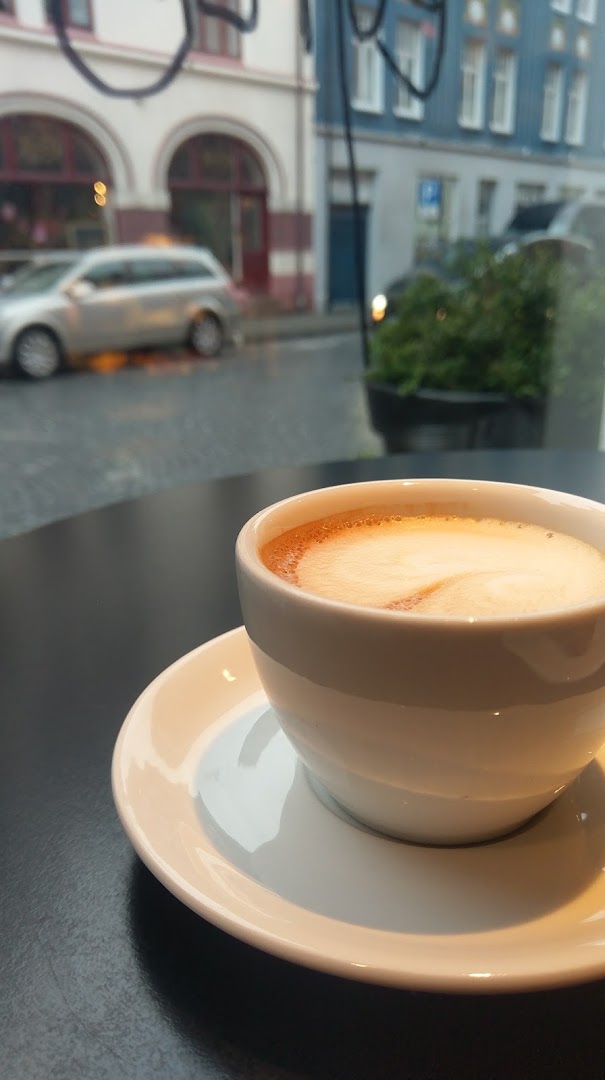 Invit Espressobar: appealing coffee shot with atmosphere