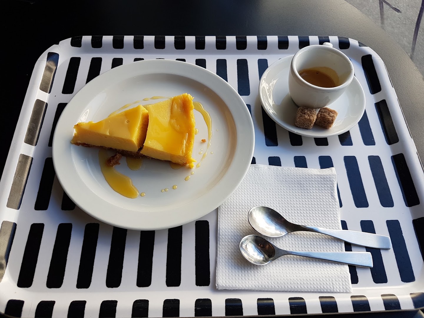 Invit Espressobar: appetizing food and coffee presentation
