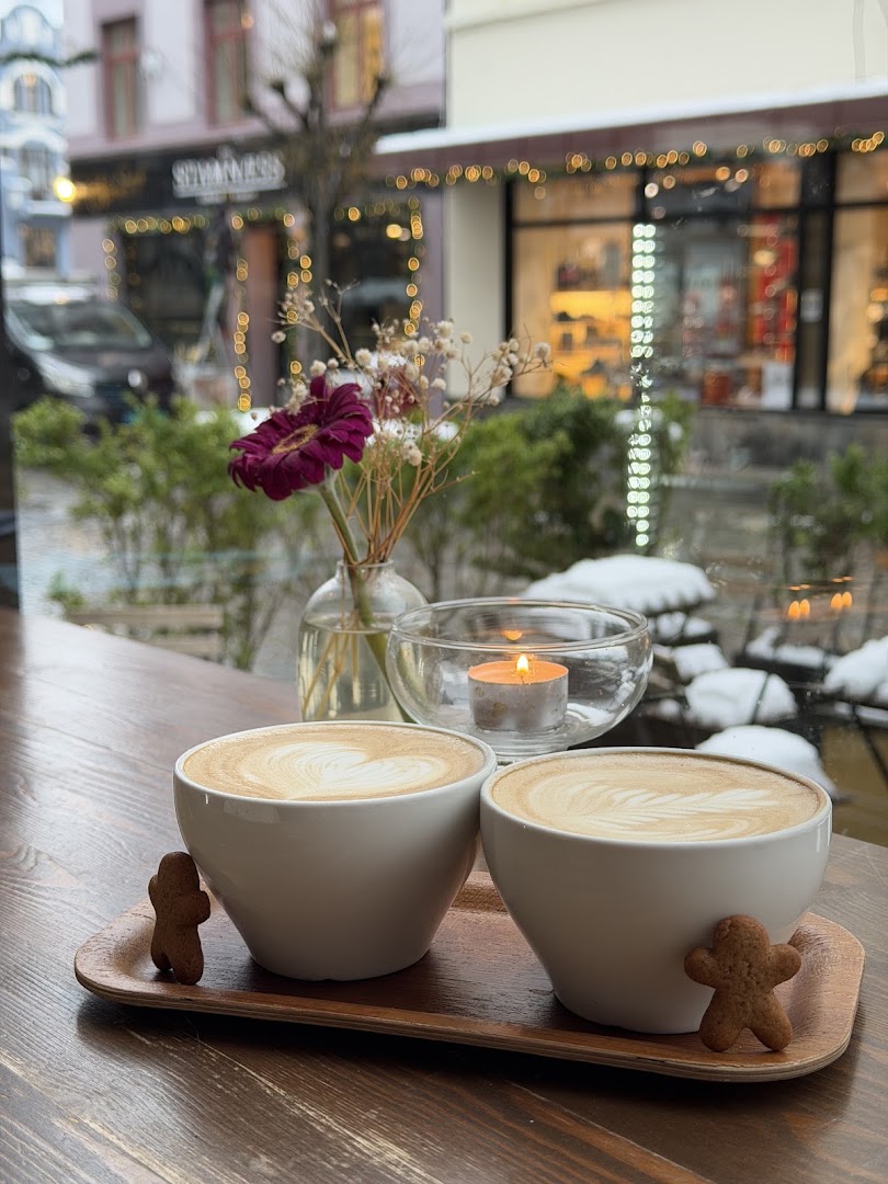 Racoon Coffee: appealing, high-quality coffee shop photo
