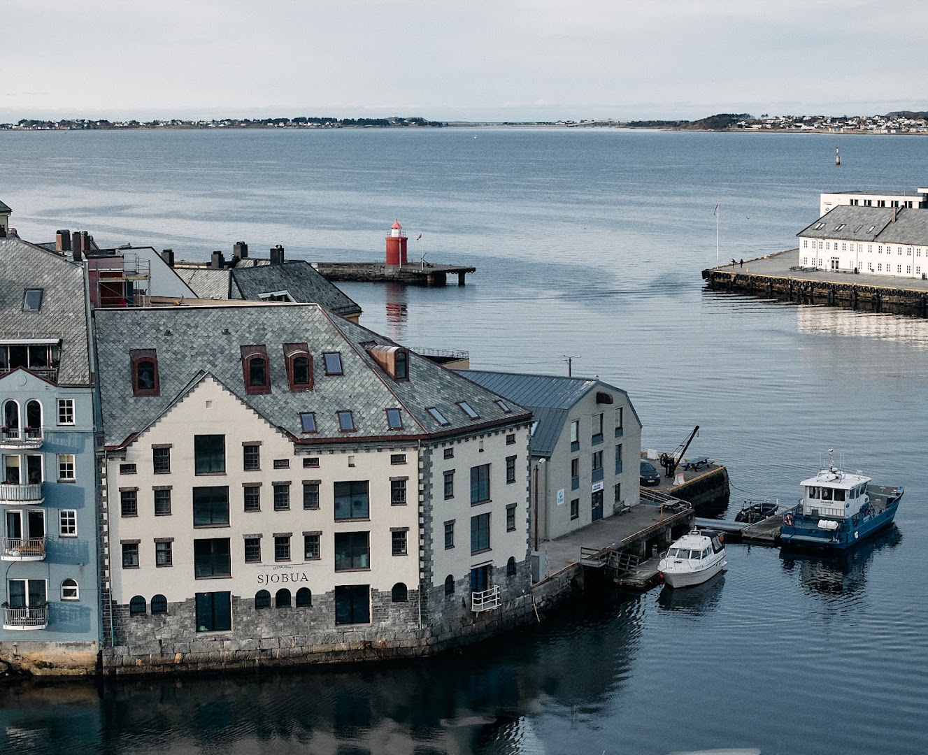 Sjøbua: beautiful exterior shot of venue