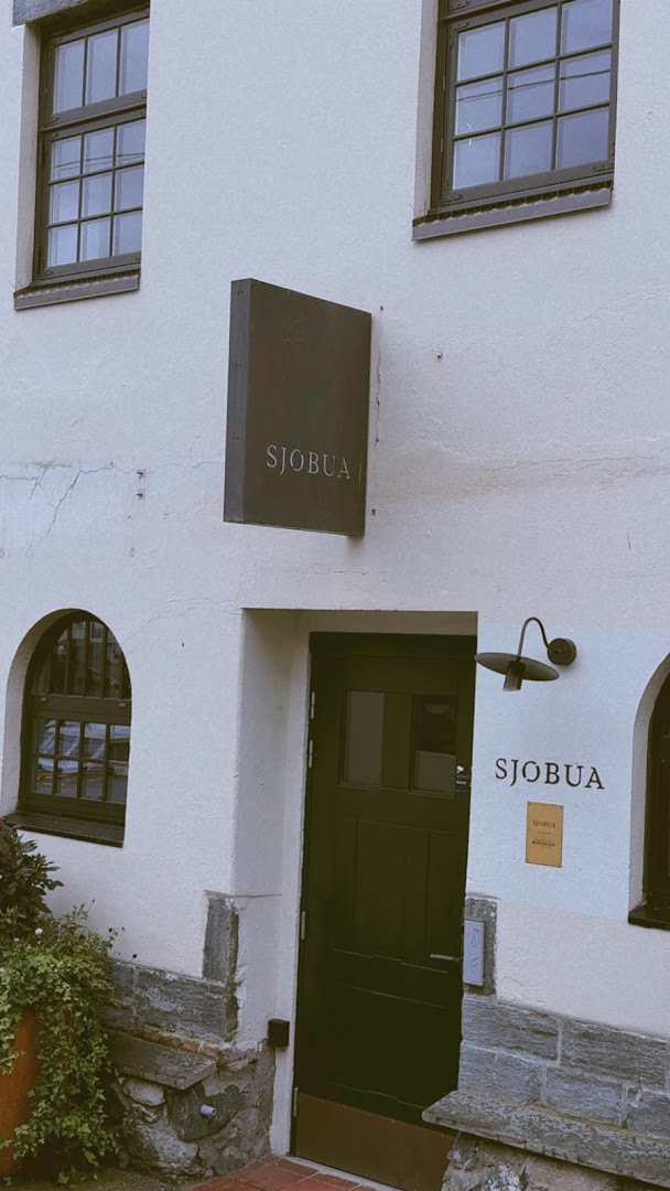 Sjøbua: clear exterior shot of venue