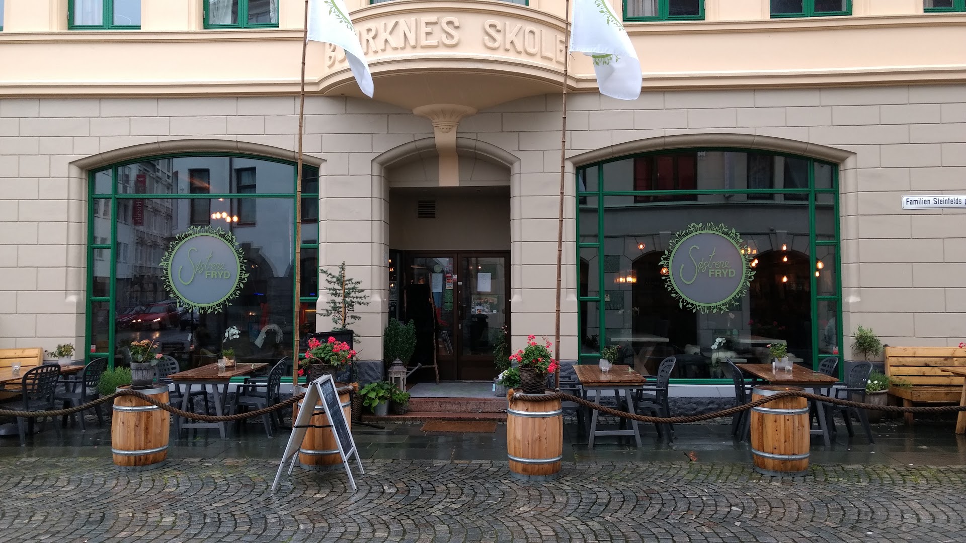Søstrene Fryd: clear exterior shot of restaurant