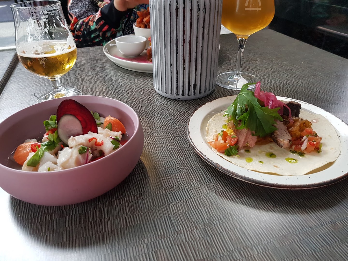 Ácido: appetizing food and drink presentation