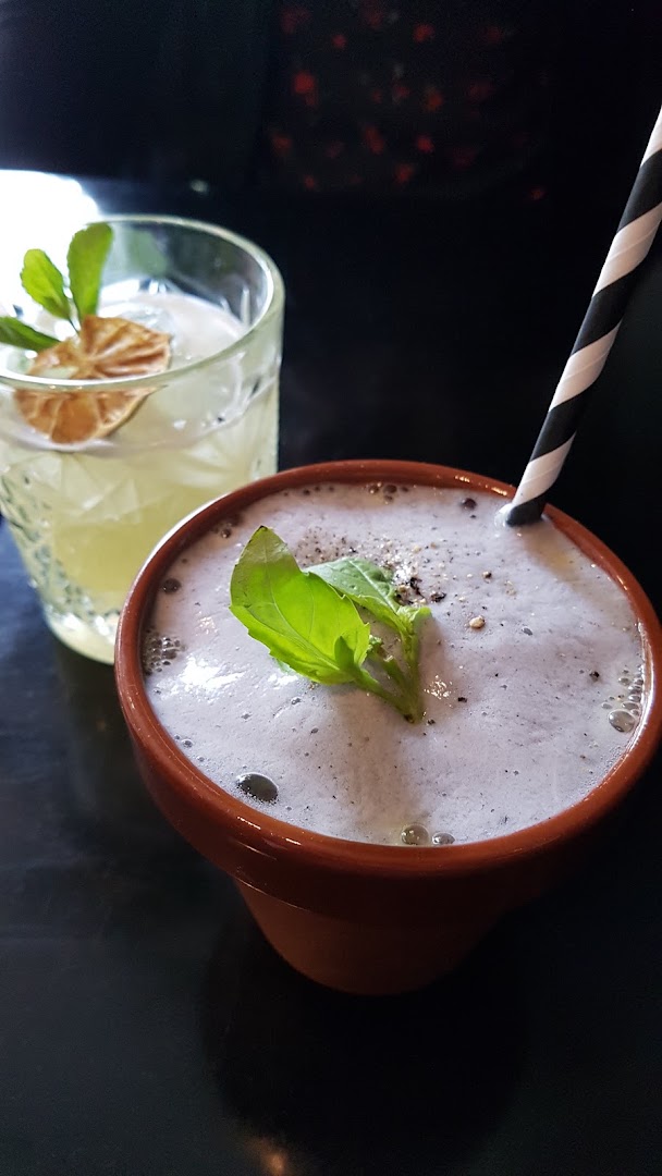 Ácido: appetizing photo of bar drinks