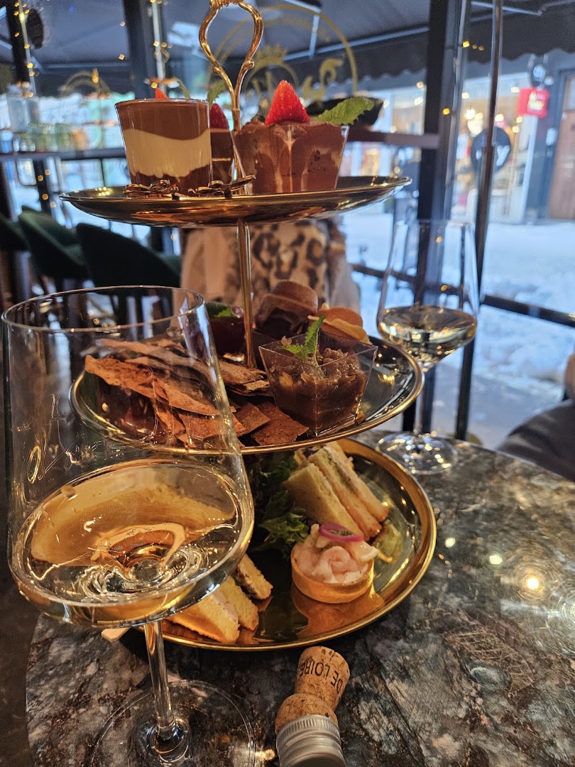 AJ Chocolate House Bar: appetizing display of food and drinks