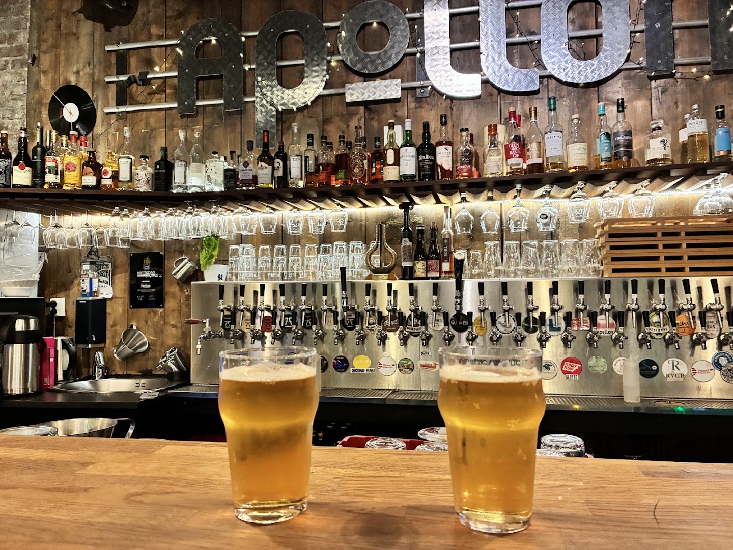 Apollon Platebar: high quality bar interior shot