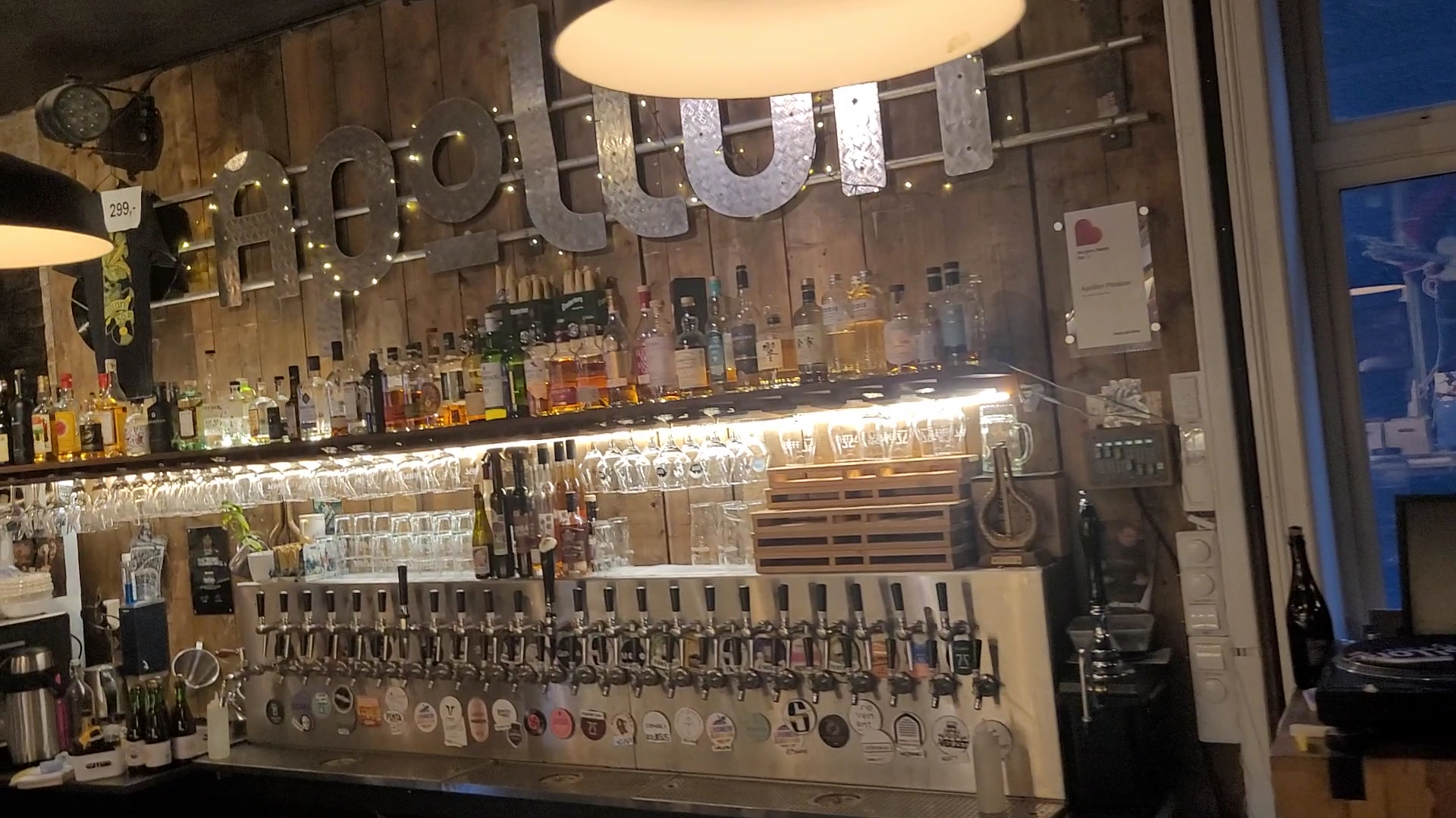 Apollon Platebar: clear shot of bar interior