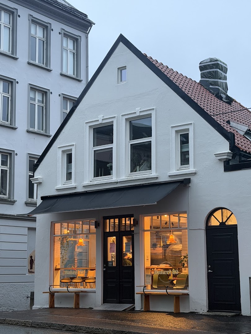 Bakeri 29: clear, inviting exterior shot