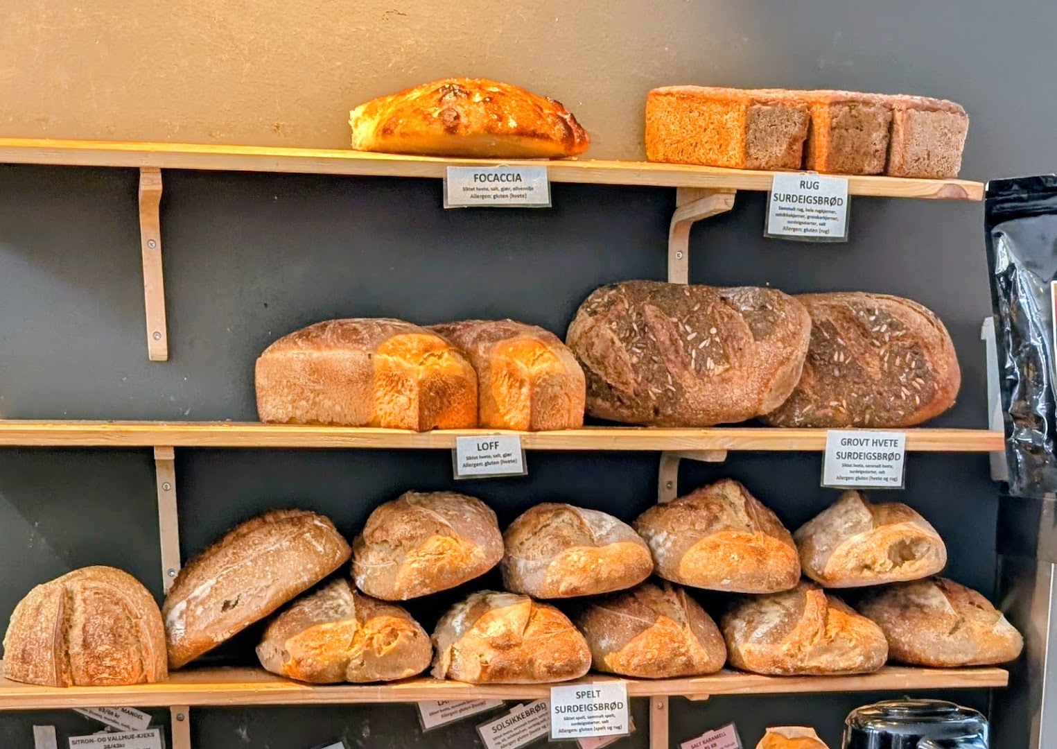 Bakeri 29: appetizing display of fresh bread