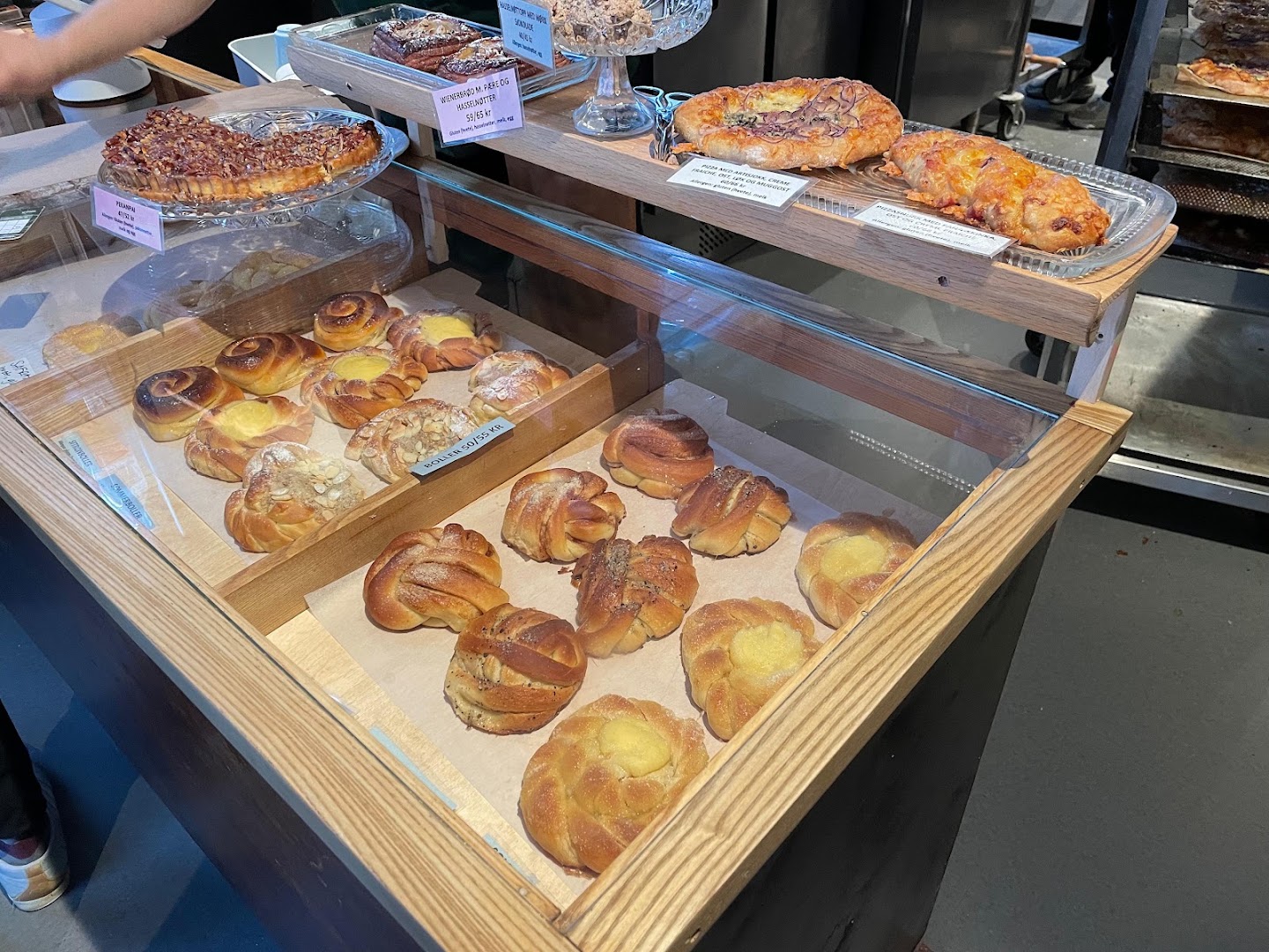 Bakeri 29: appetizing display of fresh pastries