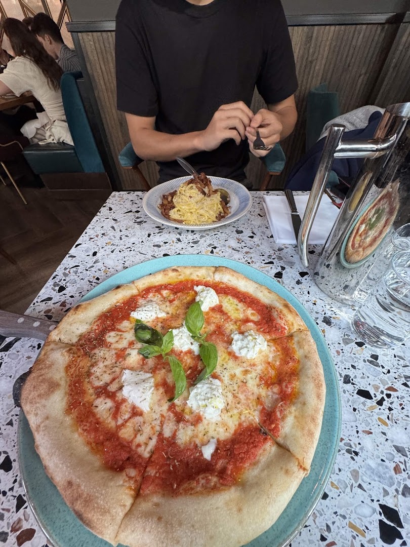 Boccone: appetizing food and restaurant atmosphere