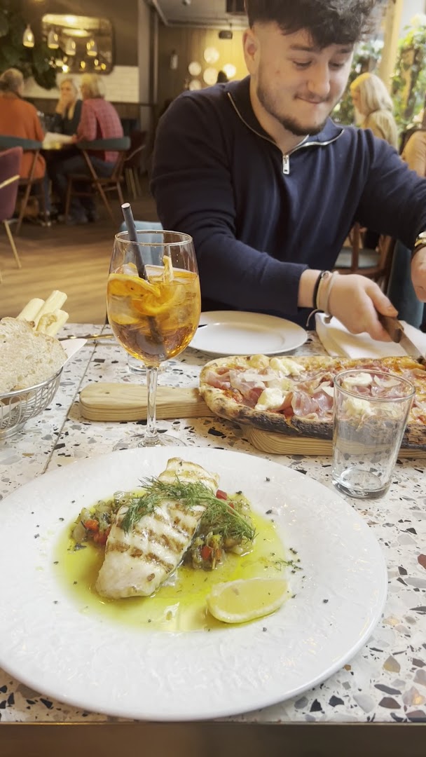 Boccone: appetizing food and restaurant atmosphere