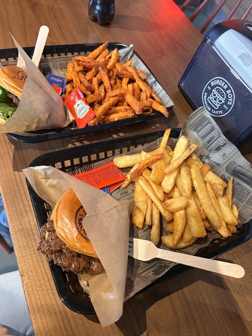 Burger Boys Danmarksplass: appetizing food photo with branding