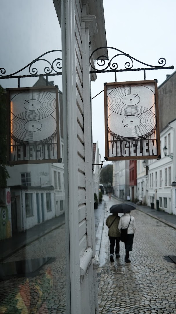 Digelen Platesjappe: attractive storefront and street view