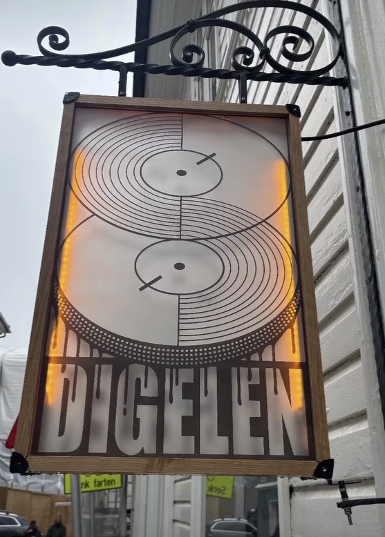 Digelen Platesjappe: clear photo of shop signage