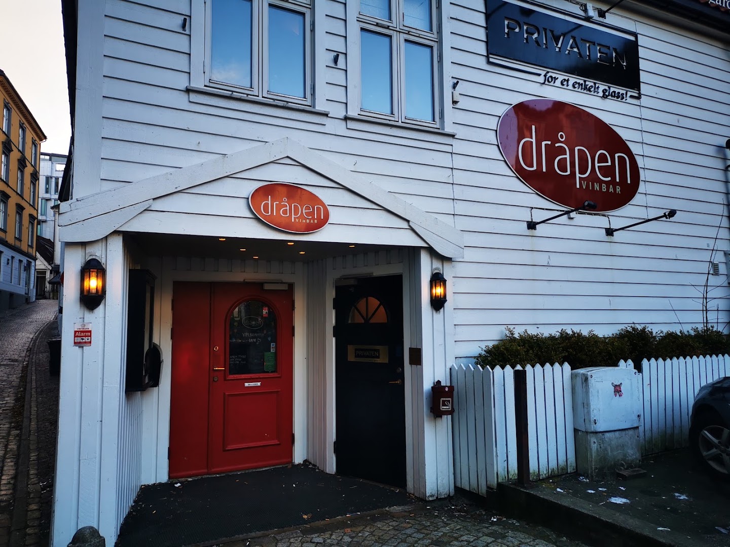 Dråpen Vinbar: clear exterior shot of venue