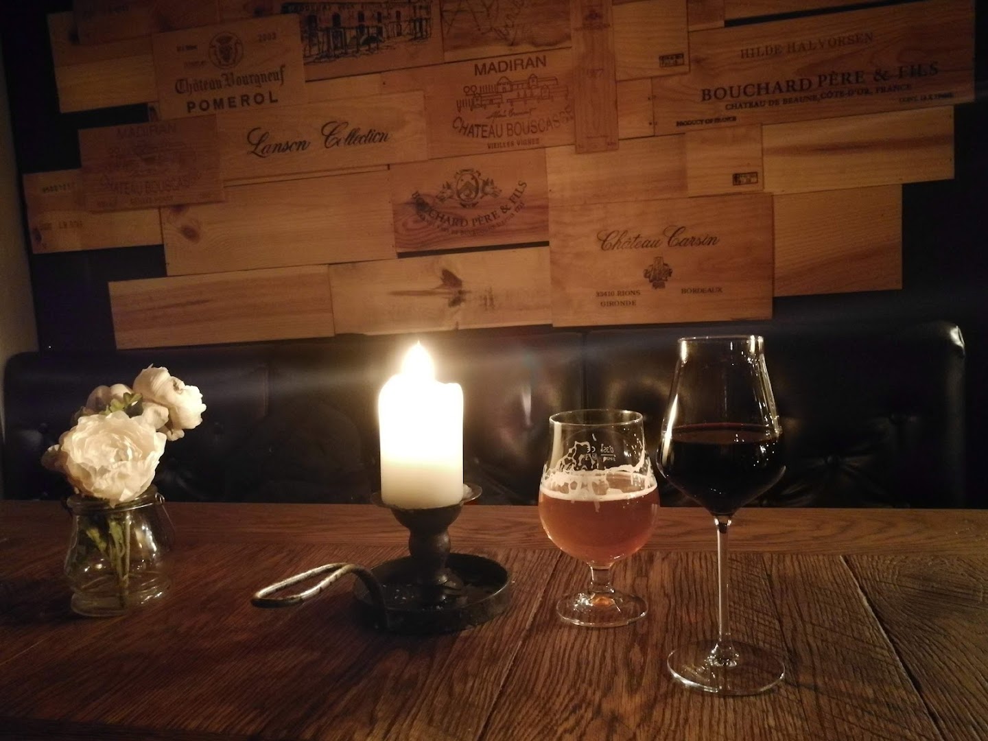 Dråpen Vinbar: atmospheric and professional venue photo