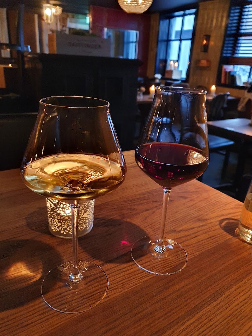 Dråpen Vinbar: appealing shot of wine glasses