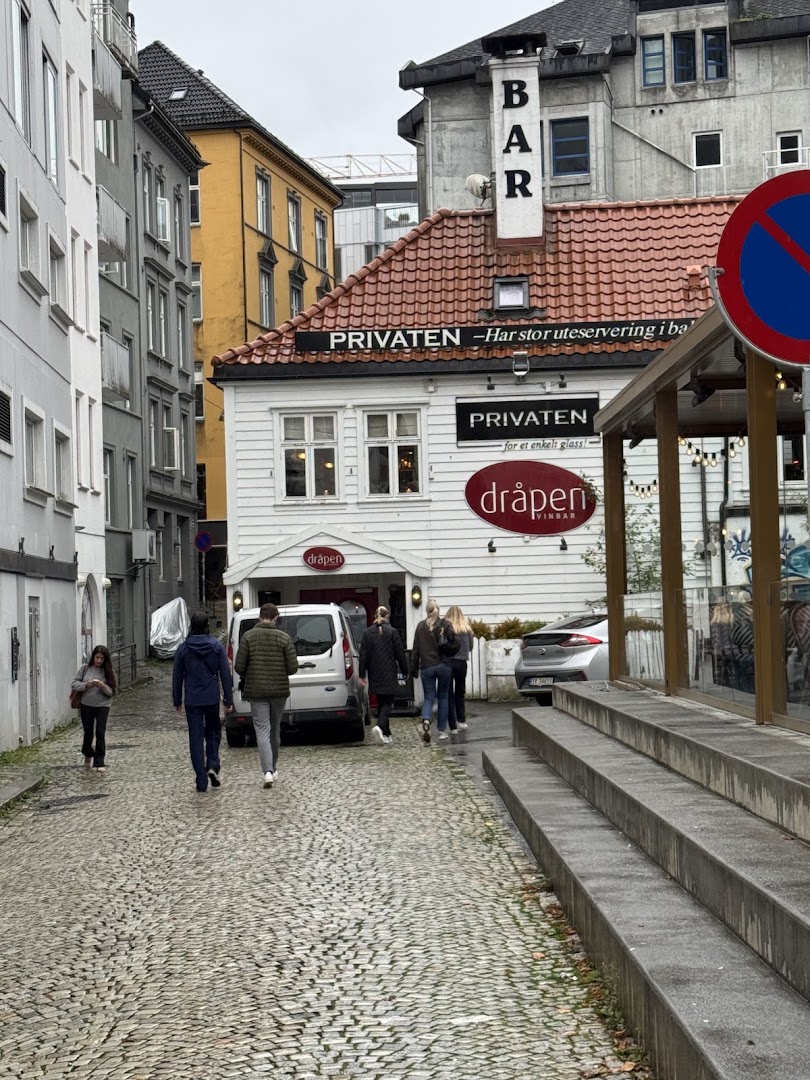 Dråpen Vinbar: clear exterior shot of venue