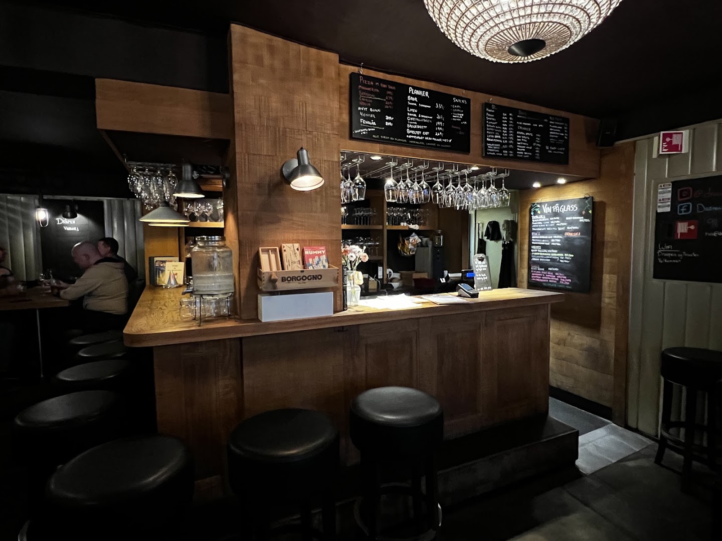 Dråpen Vinbar: inviting atmosphere of the bar