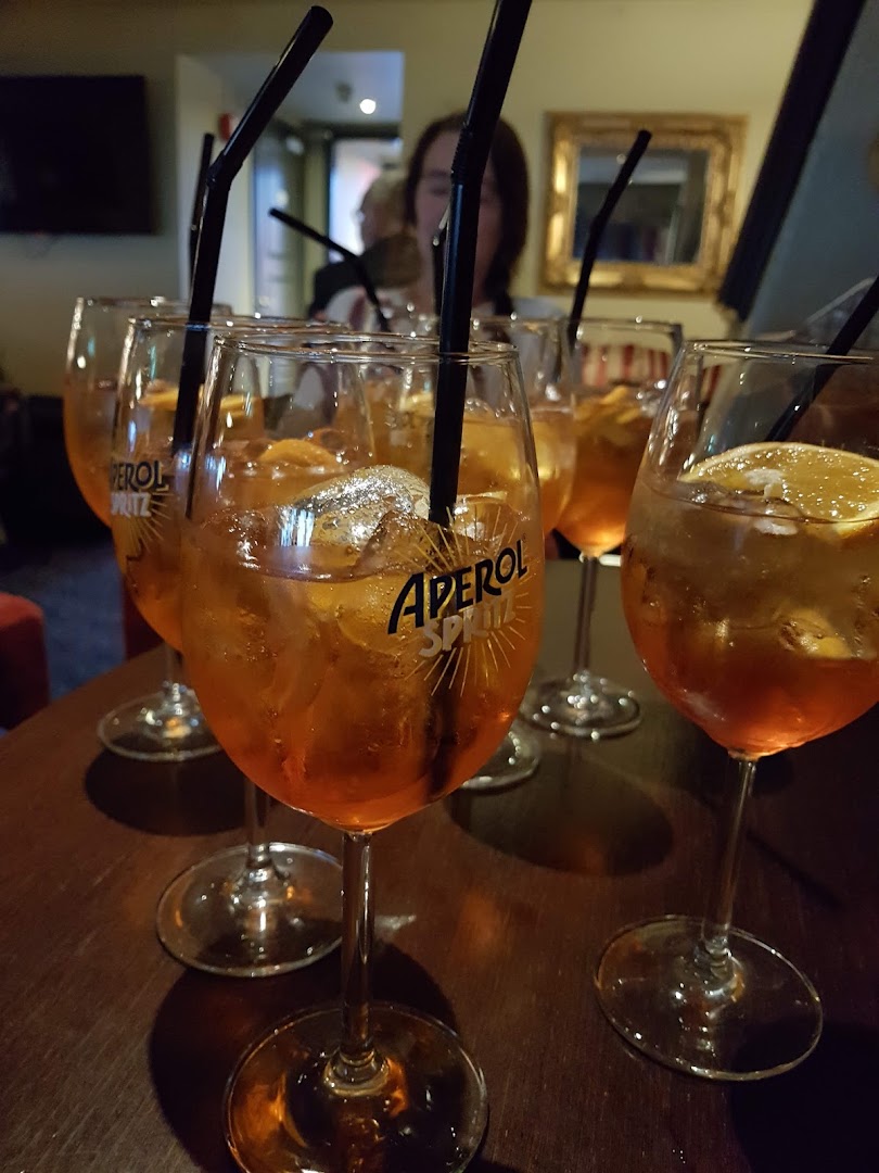 Dråpen Vinbar: appealing photo of bar drinks