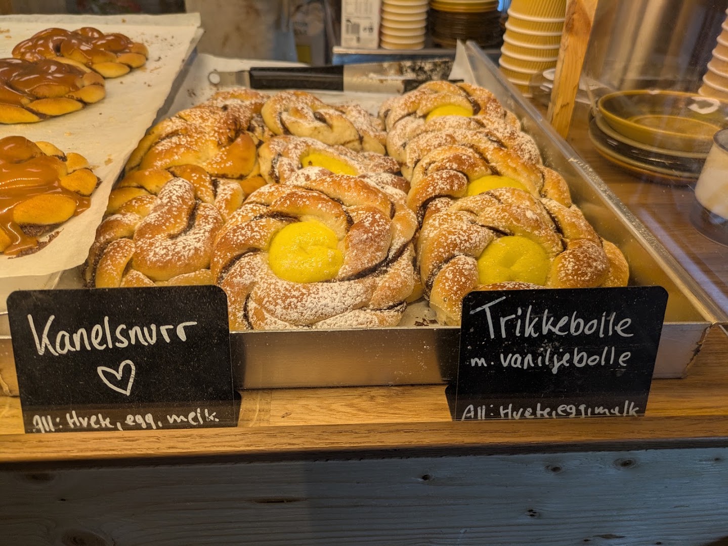 Eltekroken: appetizing display of fresh pastries