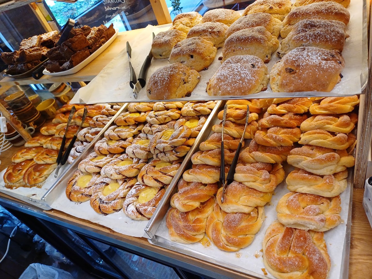 Eltekroken: appetizing display of fresh pastries