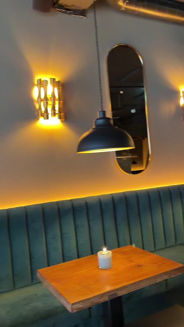 Elven Bar: inviting bar interior atmosphere