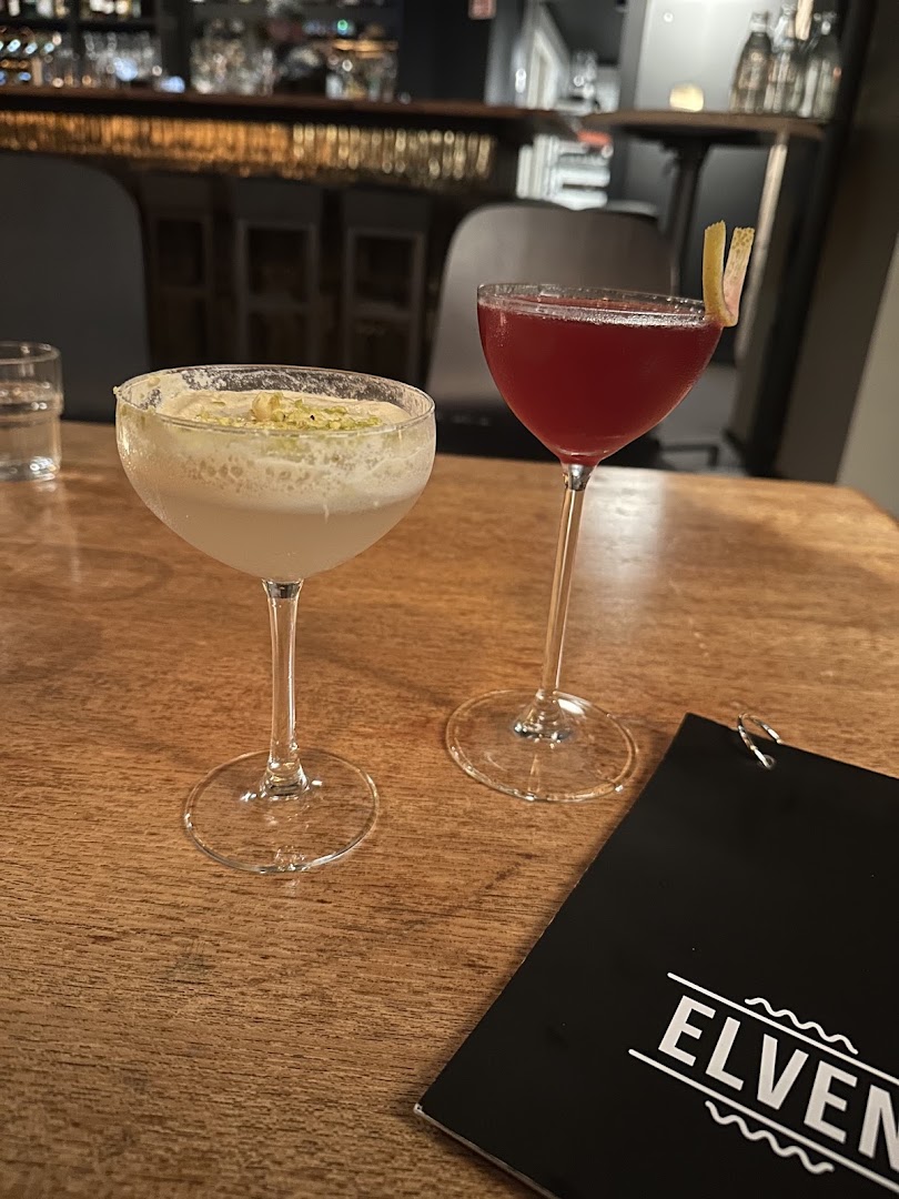 Elven Bar: appetizing cocktails in bar setting