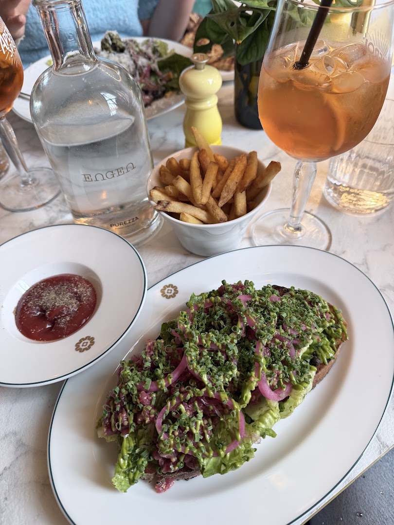 Engen Steakhouse: appetizing food and drink presentation