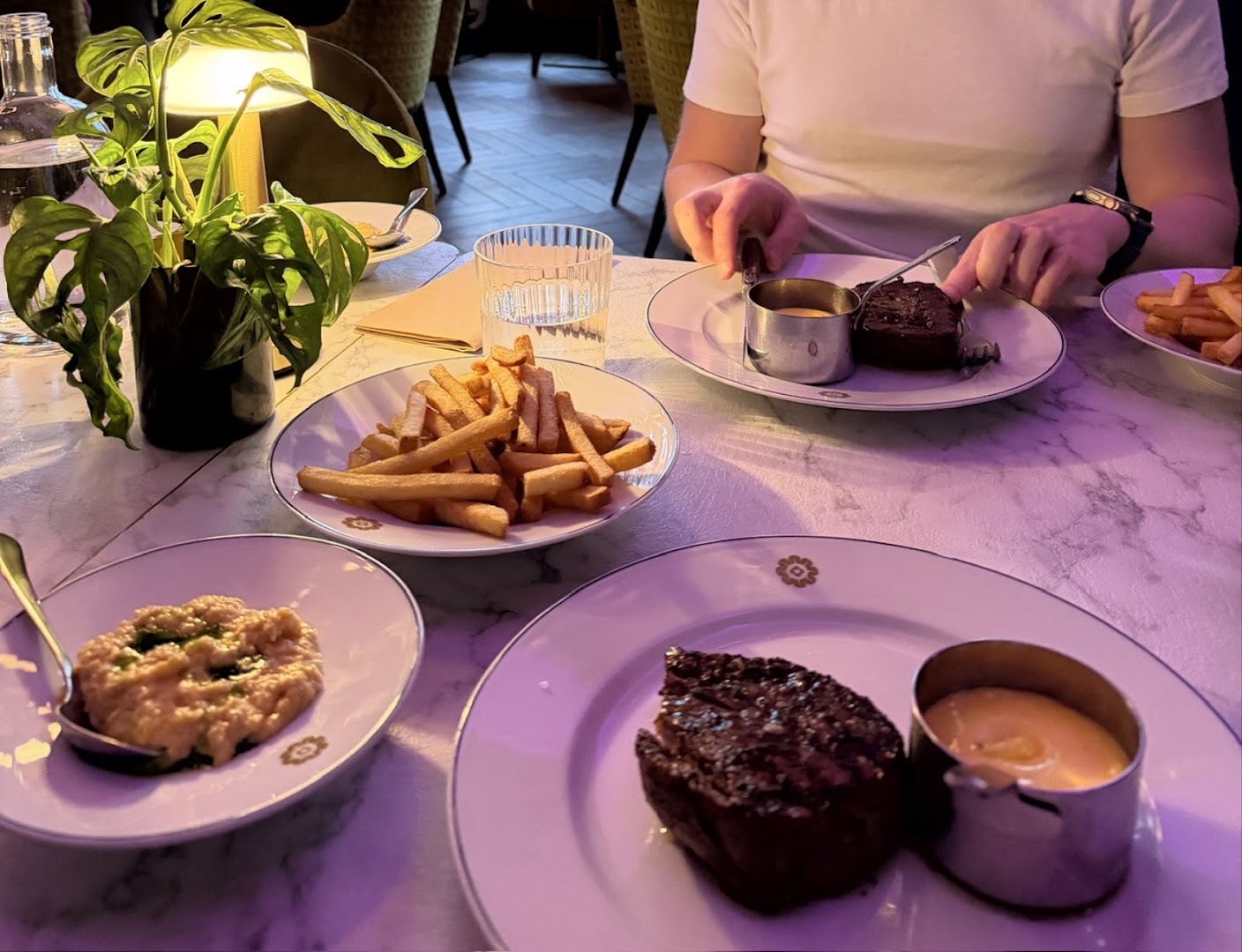 Engen Steakhouse: appetizing food and restaurant atmosphere