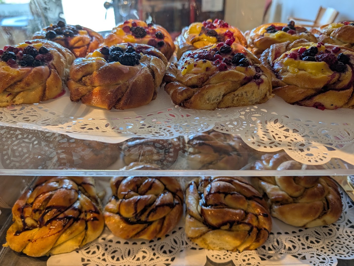 Ettertraktet Kafé: appetizing display of fresh pastries