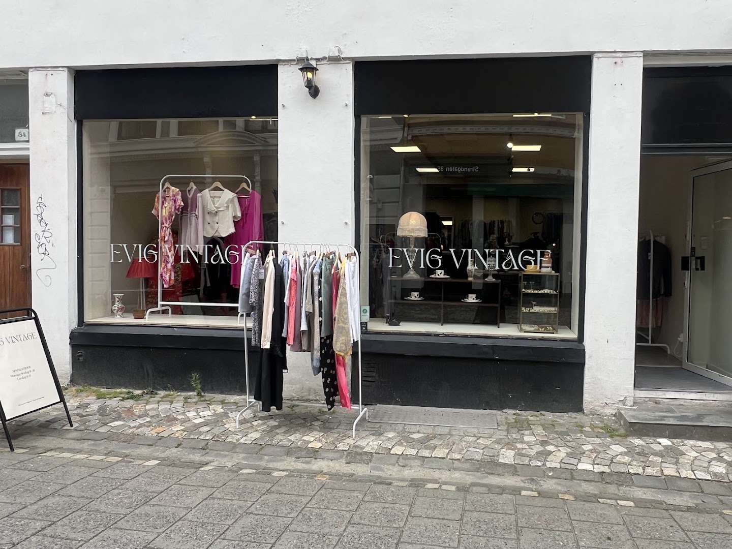 Evig Vintage: clear storefront showing shop identity