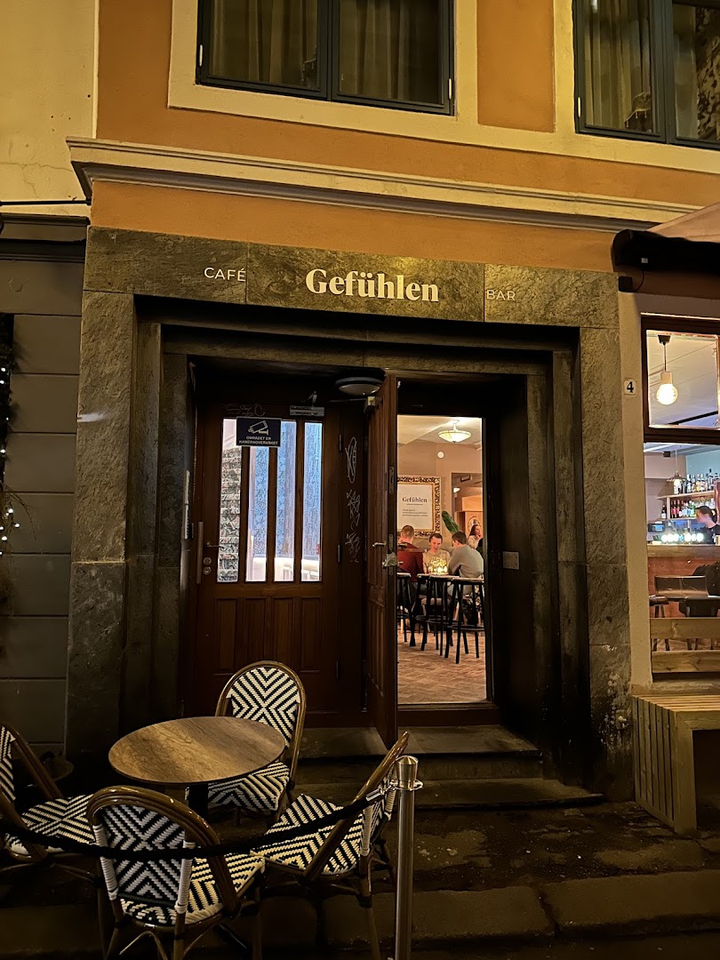 Gefühlen: inviting exterior view of bar