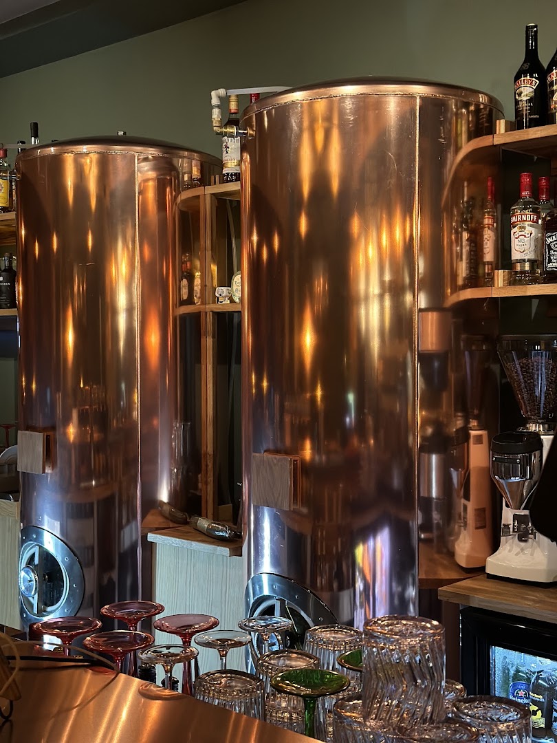 Gefühlen: high quality interior bar shot
