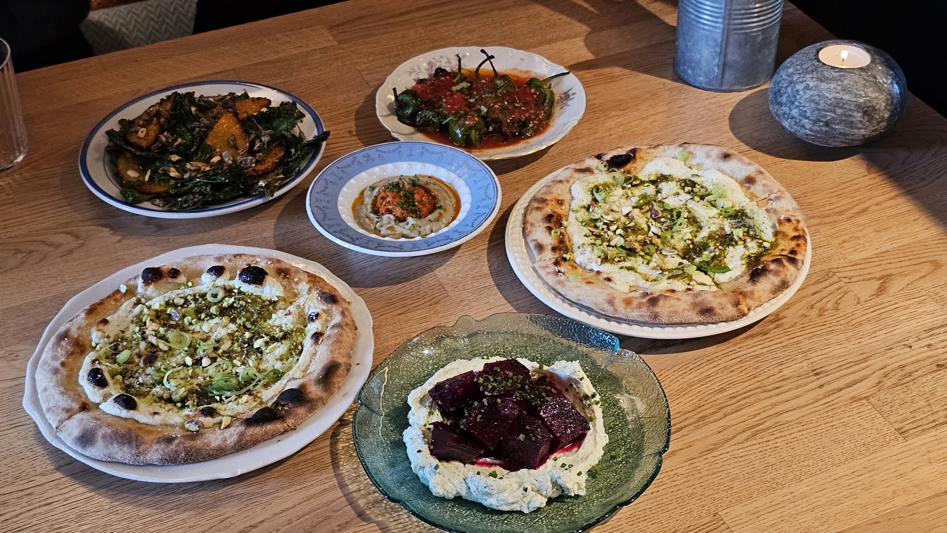 Jest: appetizing photo of served dishes