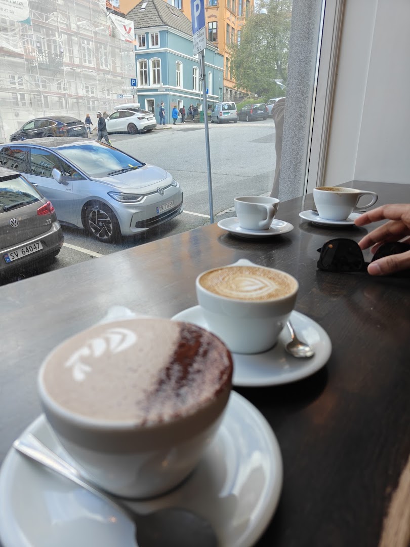 Kaffemisjonen: inviting coffee shop atmosphere