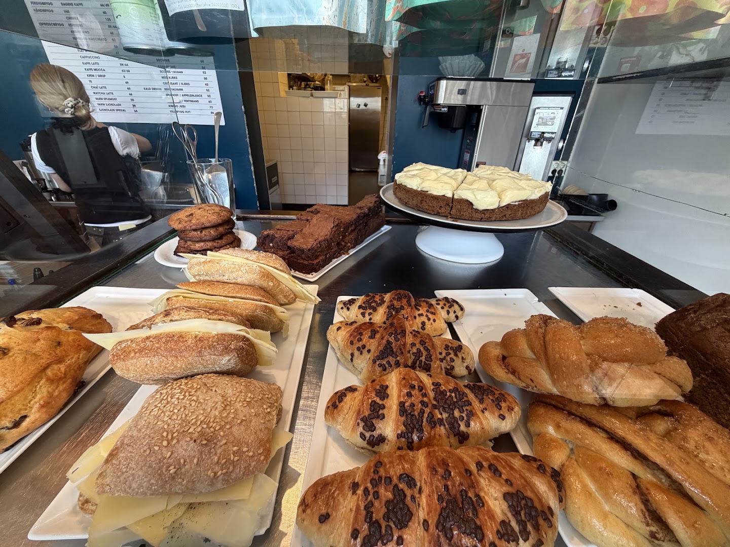 Kaffemisjonen: appetizing display of fresh food