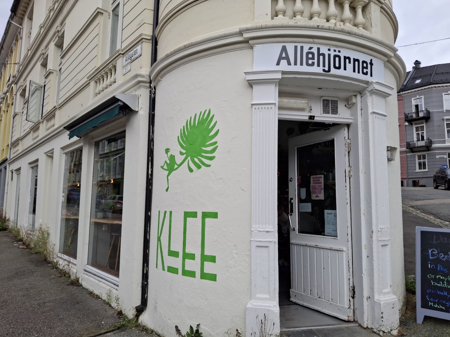 Klee Kaffe: clear exterior shot of venue