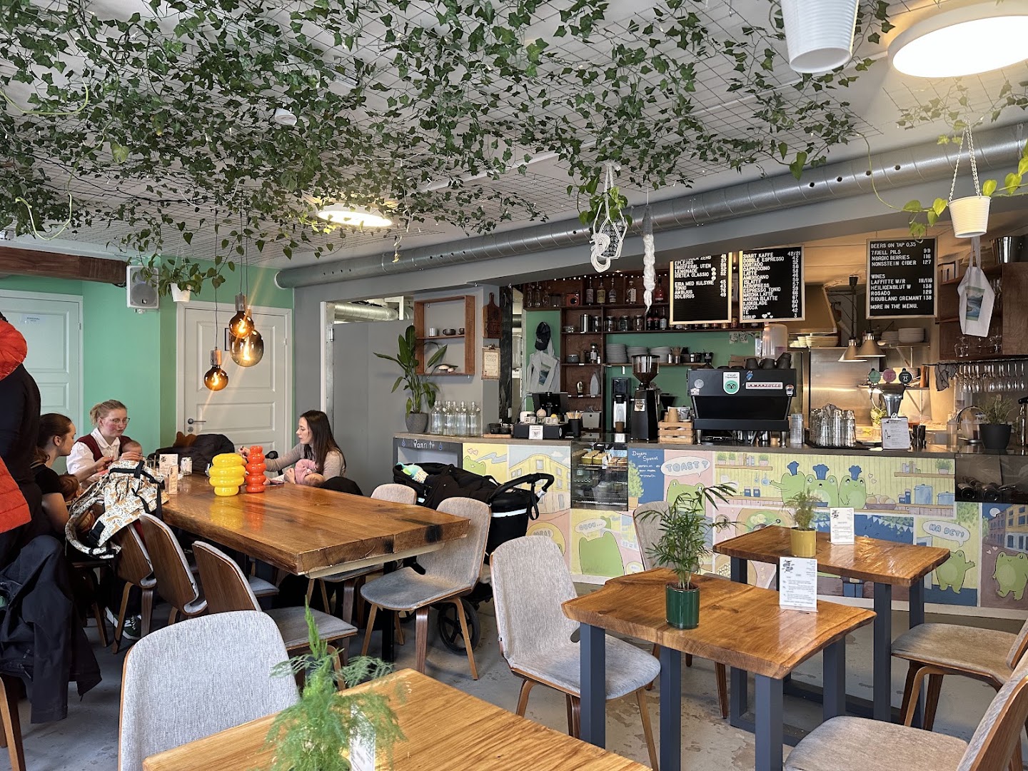 Klee Kaffe: inviting atmosphere and clear interior