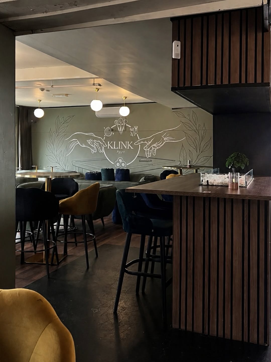 Klink: attractive interior shot of bar